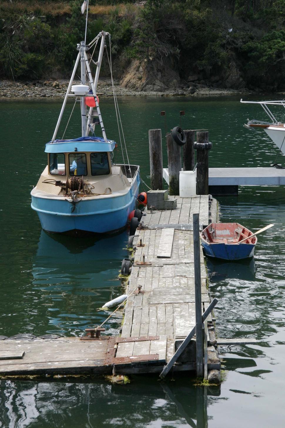 Free Image of Fishing boat docked 