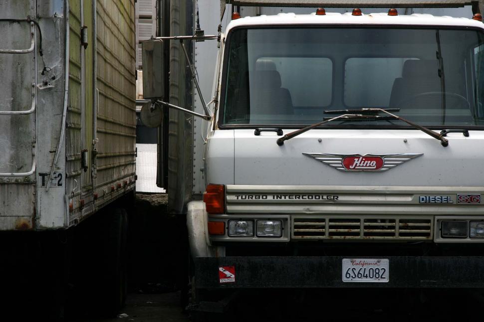 Free Image of Front of a truck 