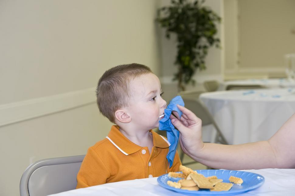 Free Image of Child eating Cake at party 