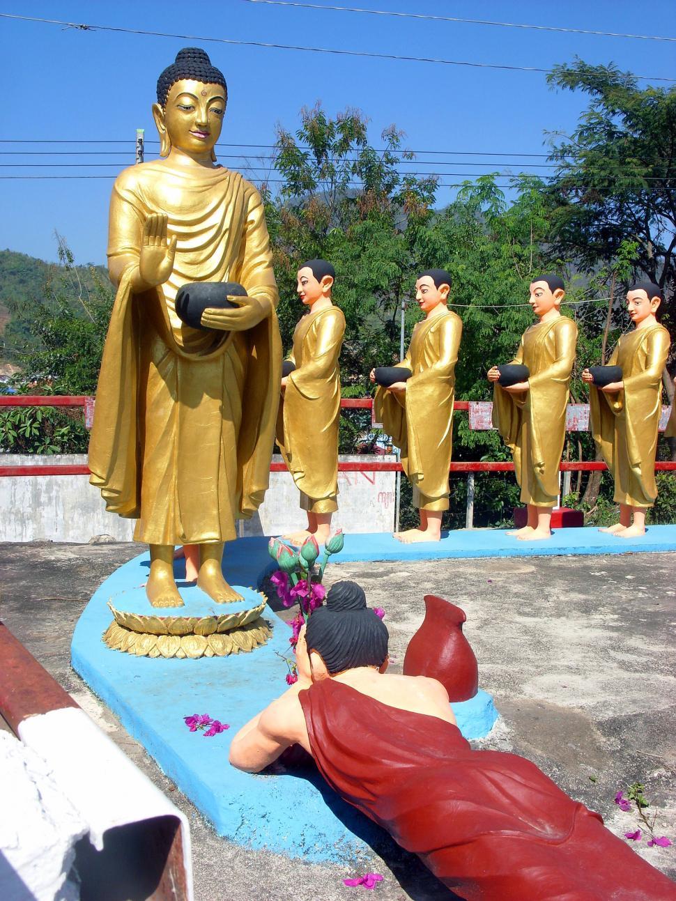 Free Image of Statues of Buddha 