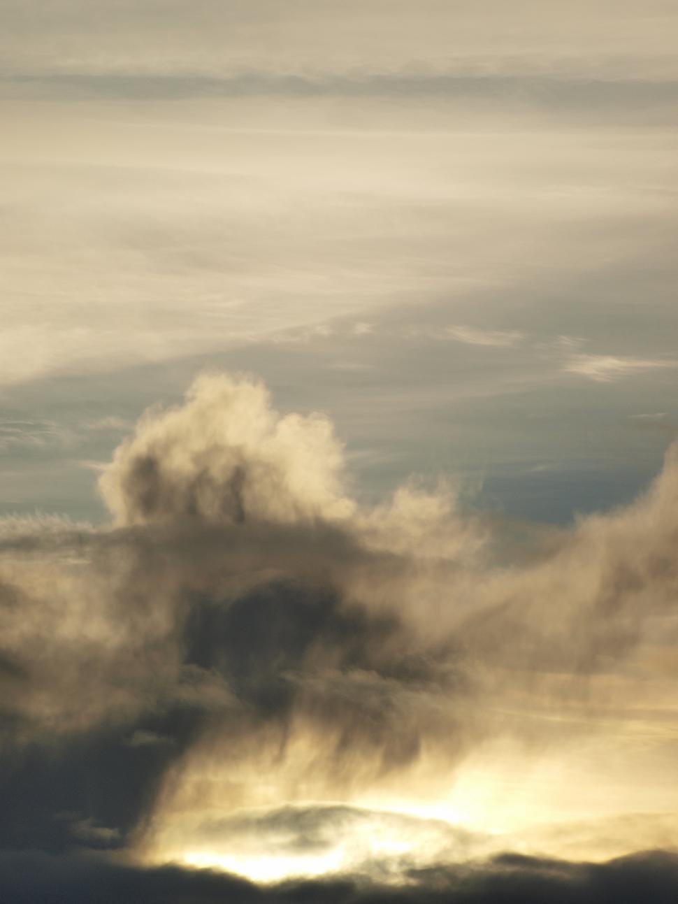 Free Image of Clouds with golden glow 