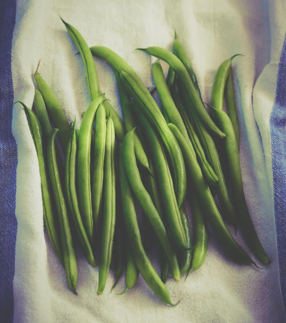 Free Image of A Pile of Green Beans on a White Towel 
