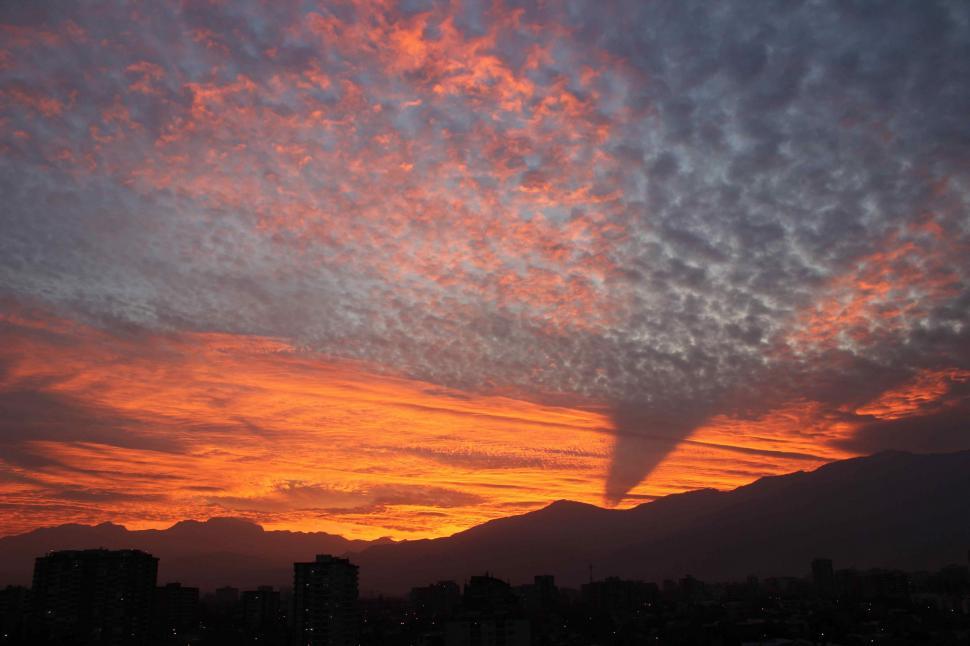 Free Image of Urban Sunset With Clouds 