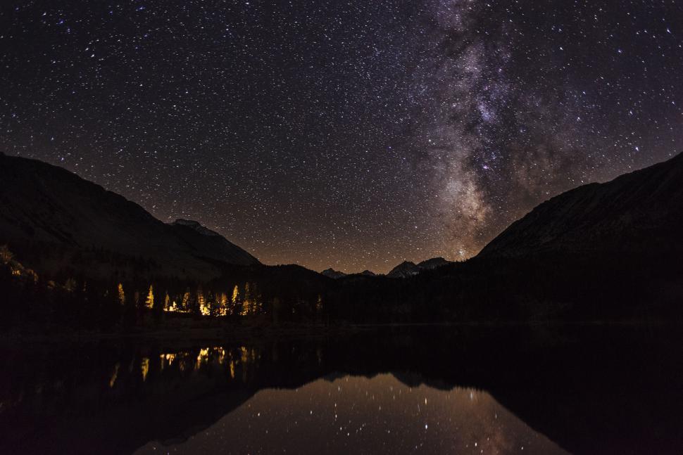 Free Image of Night Sky Reflecting in Lake 