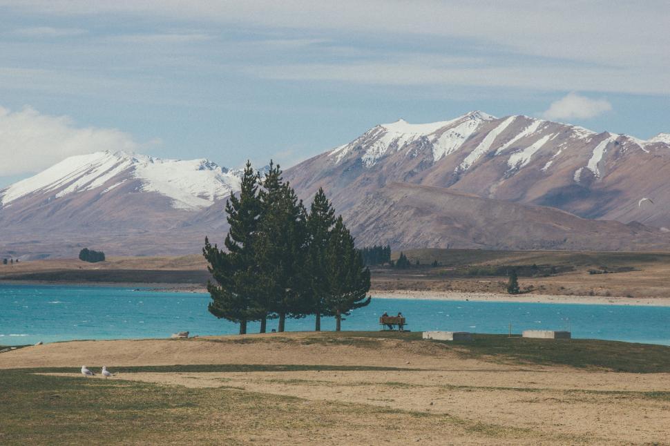 Free Image of Snow-Covered Mountains Surround Lake 