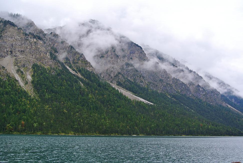Free Image of Majestic Mountain Lake Surrounded by Peaks 