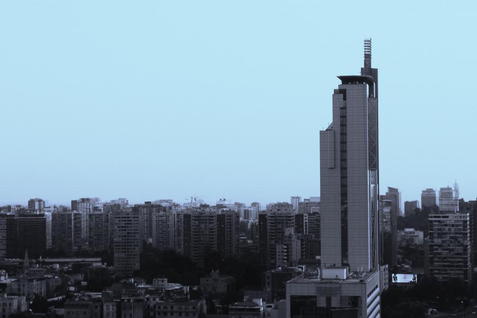Free Image of Towering Skyscraper Among Urban Landscape 