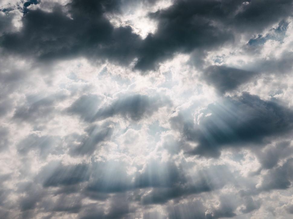 Free Image of Cloudy Sky Overhead 