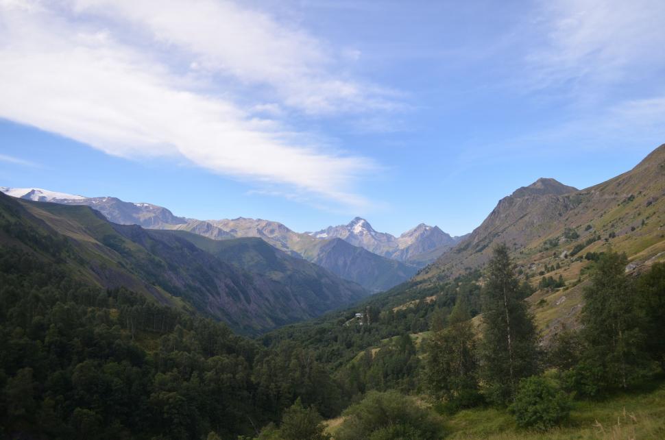 Free Image of Majestic Valley With Mountains in Background 