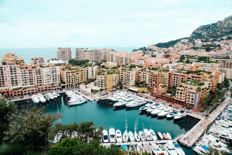 Free Image of Marina Filled With Boats Next to Tall Buildings 