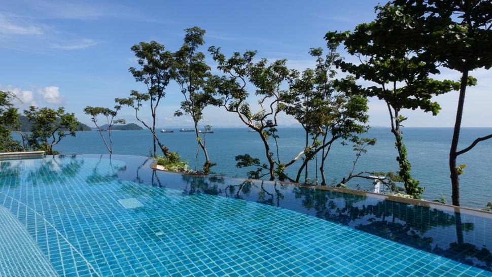 Free Image of Swimming Pool Overlooking Ocean 