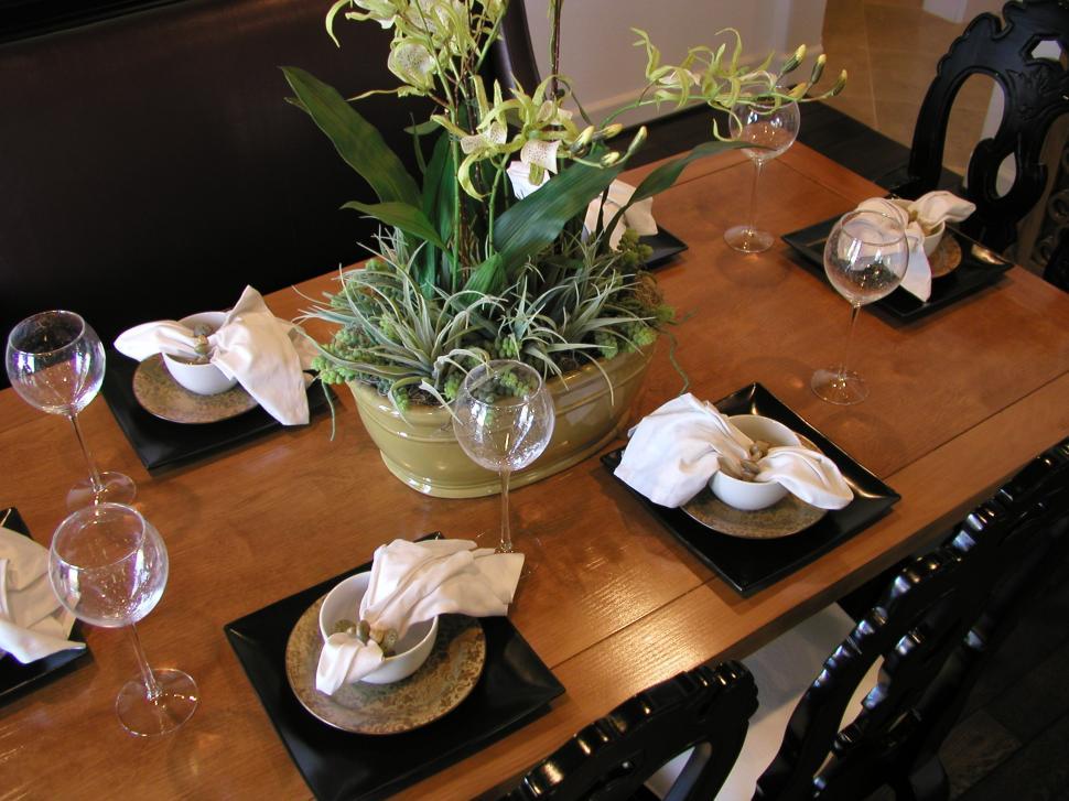 Free Image of Table and Place Setting 