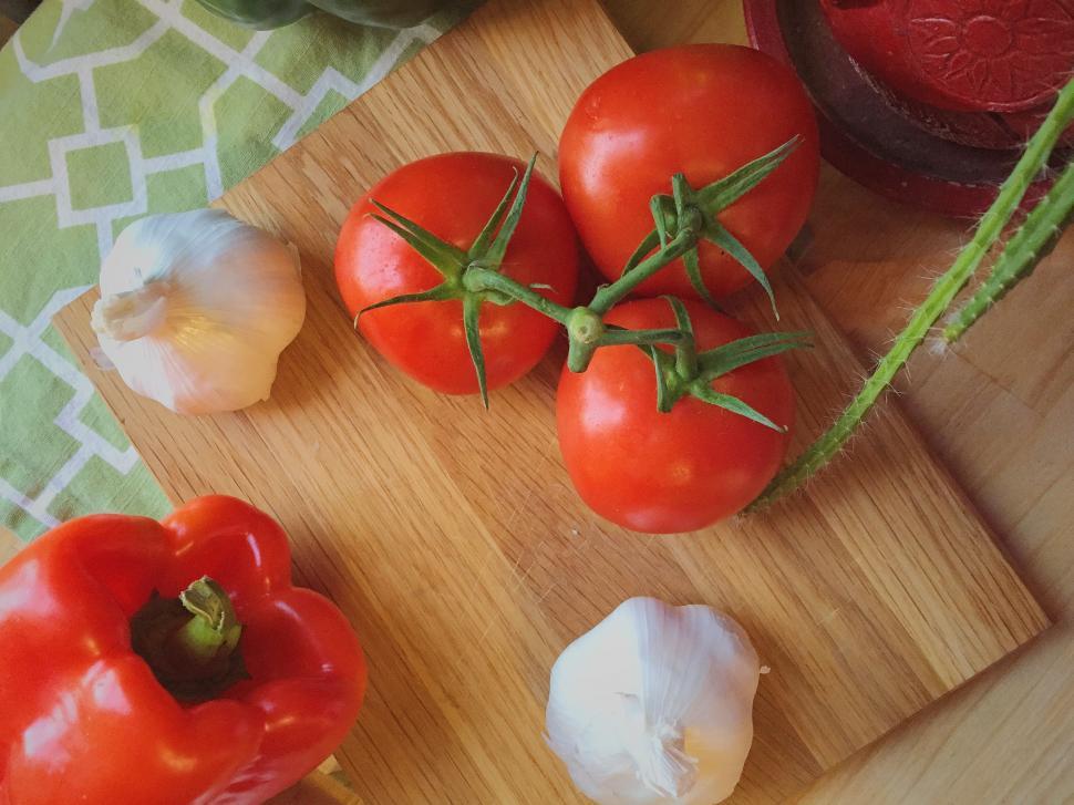 Free Image of Cutting Board With Tomatoes and Garlic 