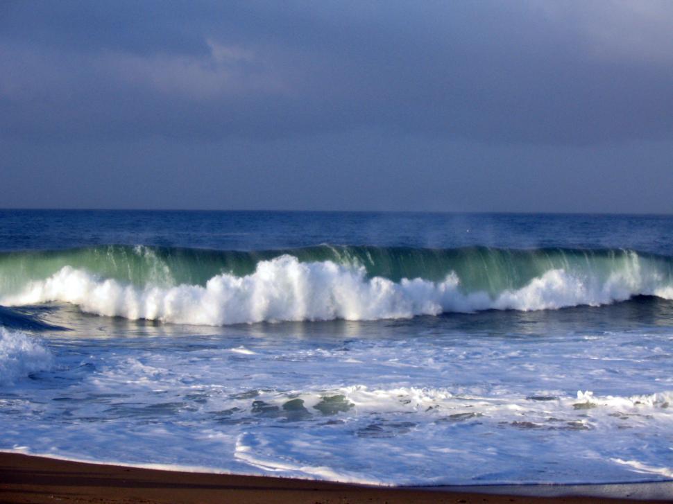 Free Image of waves crashing on the beach 