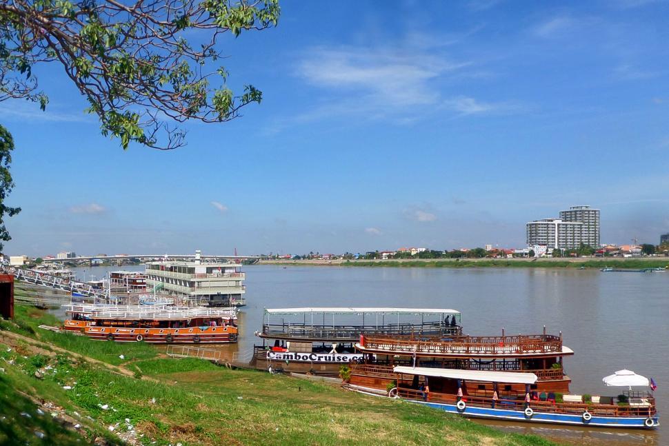 Free Image of Tonle Sap - Mekong River pleasure cruise boats 