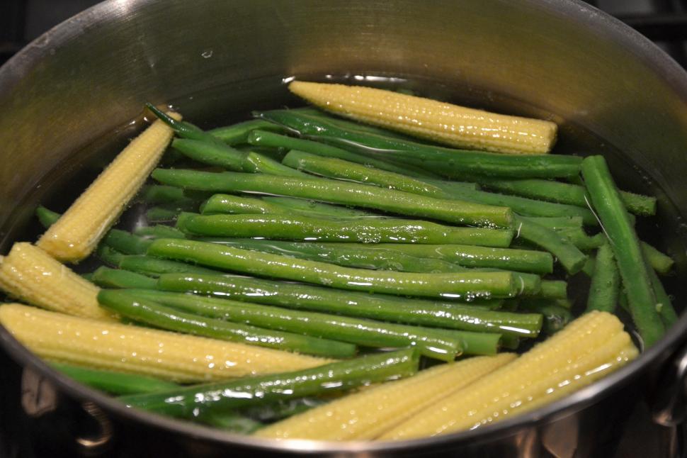 Free Image of Green beans and baby corns ready to cook 