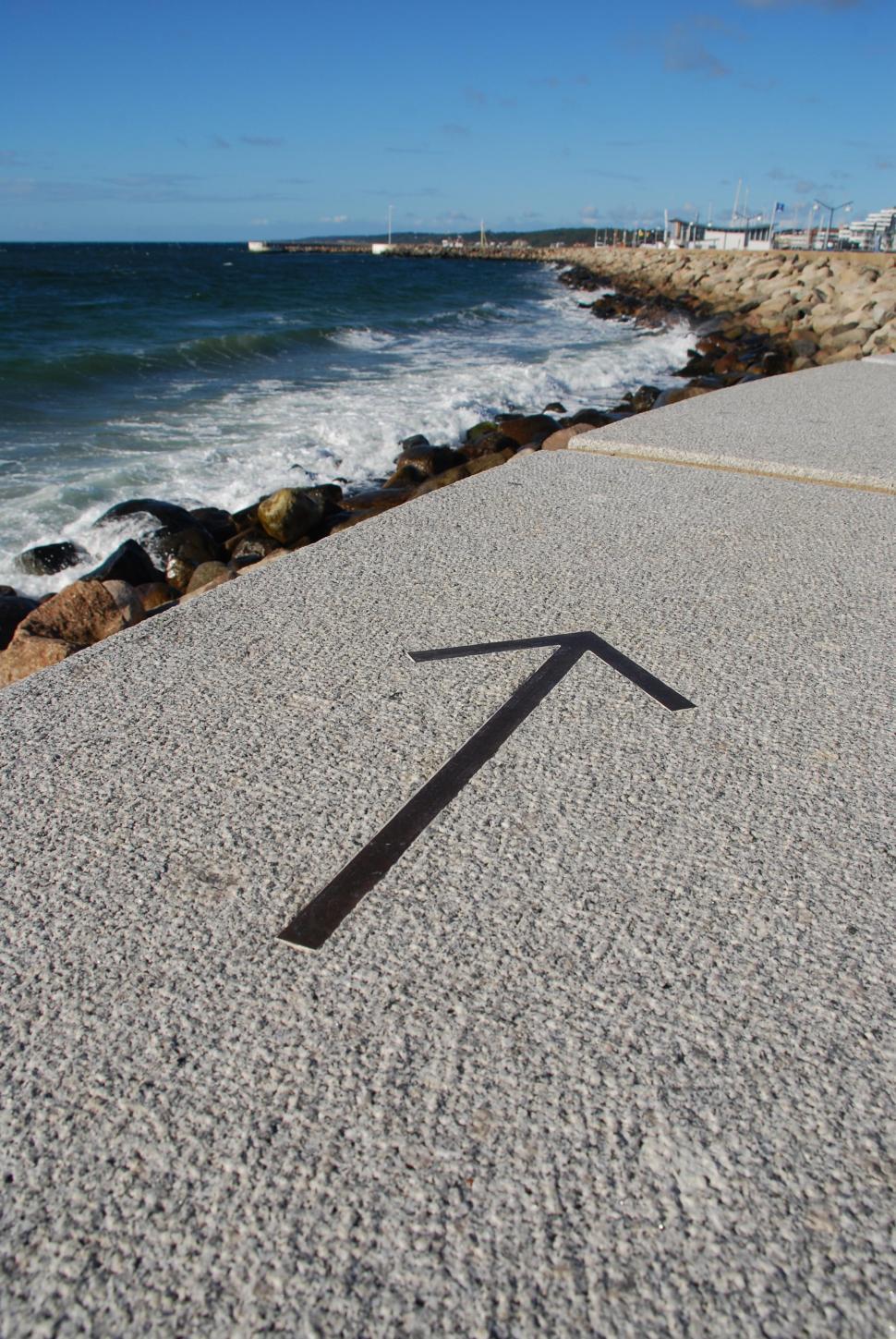 Free Image of Arrow signaling direction, sea, beach, Helsingborg, Sweden  