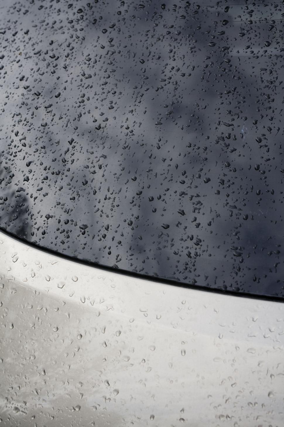 Free Image of Raindrops on the car window 