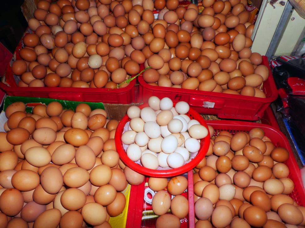 Free Image of Eggs at market 