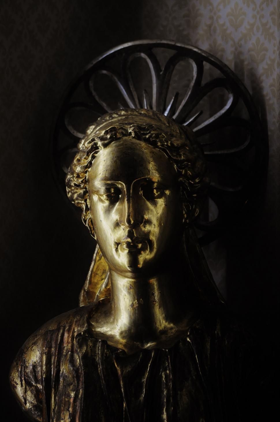 Free Image of Statue of a Woman With a Crown 