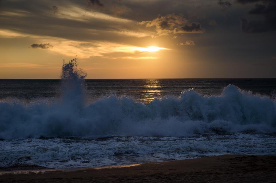 Free Image of The Sun Setting Over the Ocean With Waves 