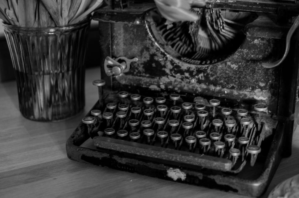Free Image of Vintage Typewriter in Black and White 