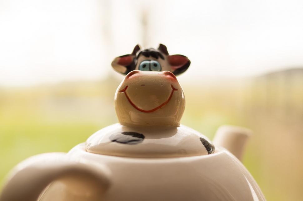 Free Image of Smiling Ceramic Cow Teapot 