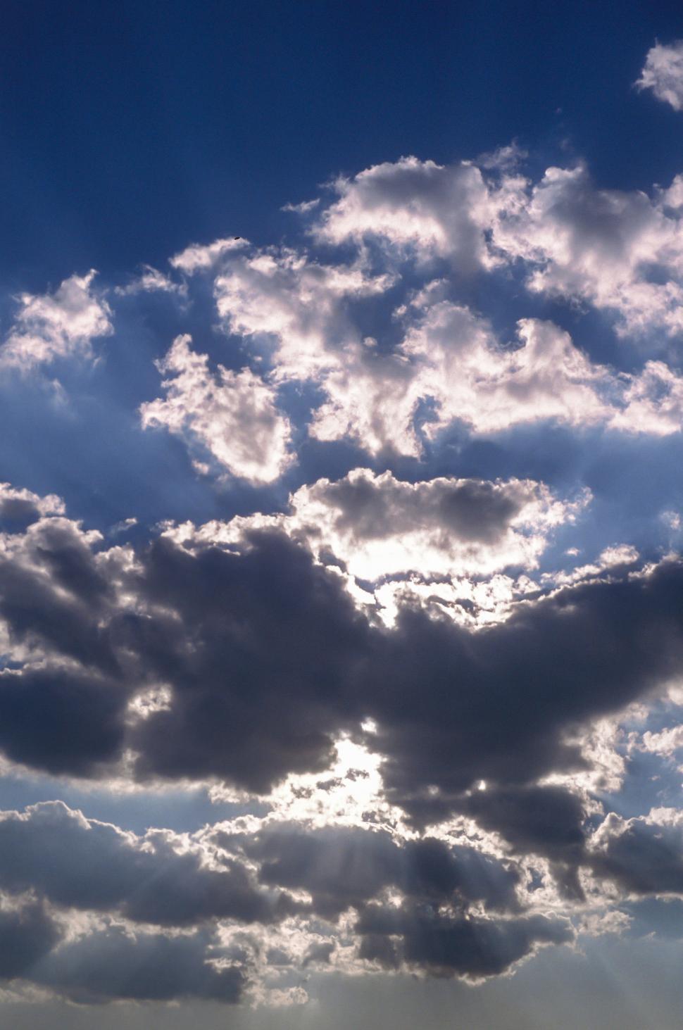 Free Image of Clouds and sun 