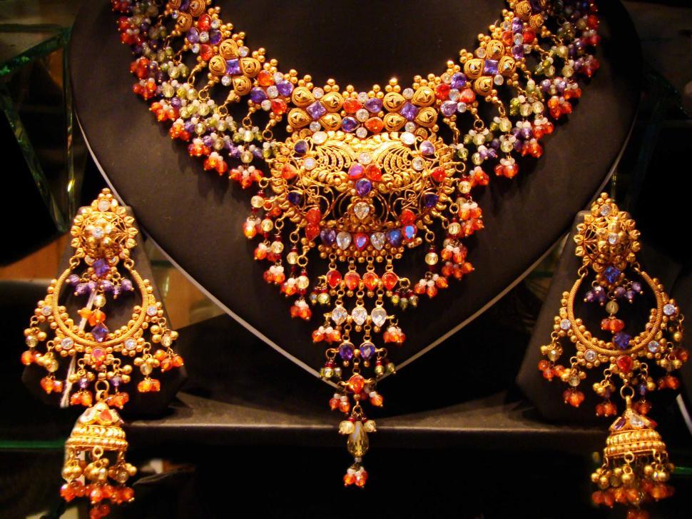 Free Image of Golden Necklace with stones 