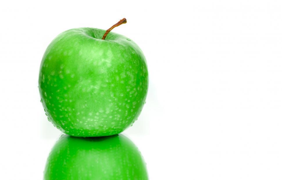 Free Image of Green Apple on Table 
