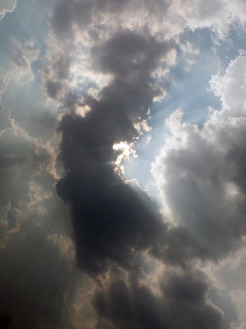 Free Image of Gathering storm clouds obscure sun 