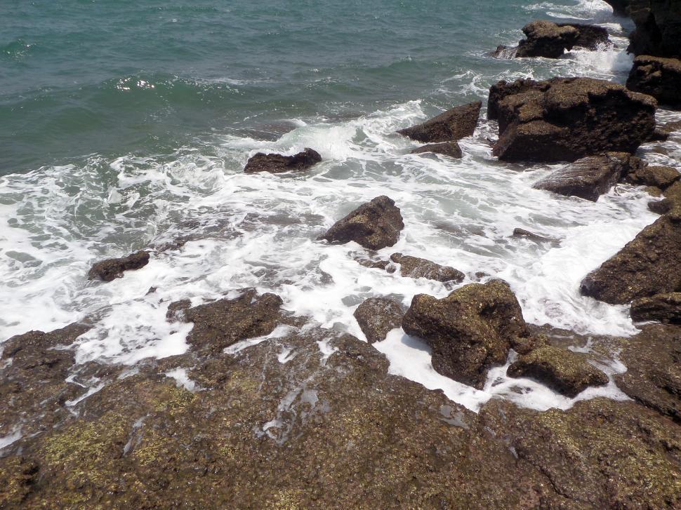 Free Image of Crashing waves on rocks 