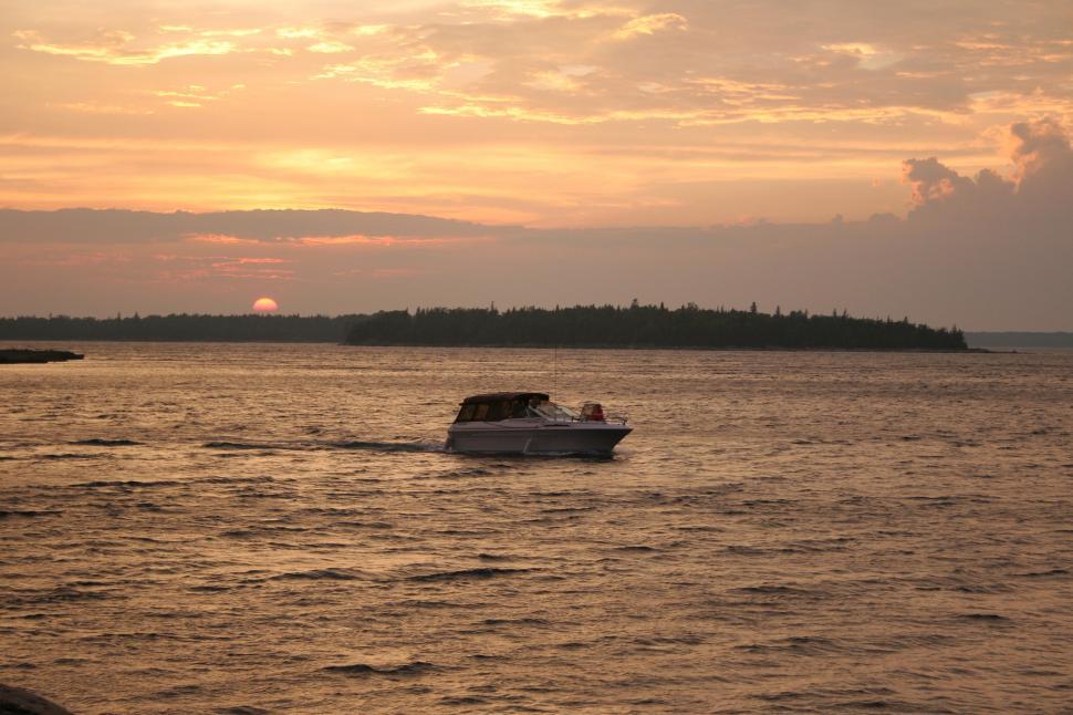 Free Image of Boat at Sunset 