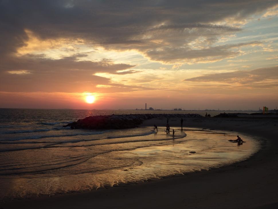 Free Image of Sunset Beach Scene  
