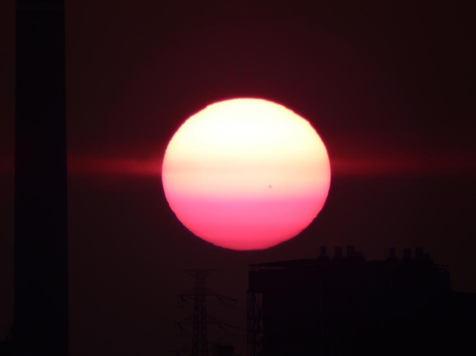 Free Image of Full Sun Orb at Sunset  