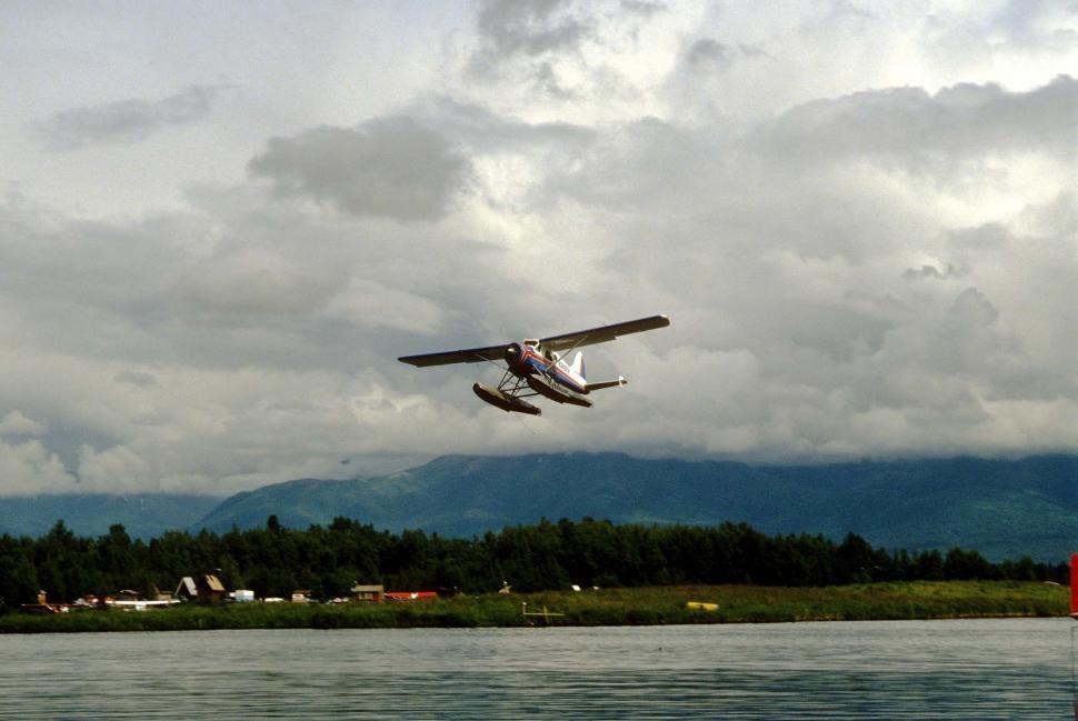 Free Image of seaplane landing 2 