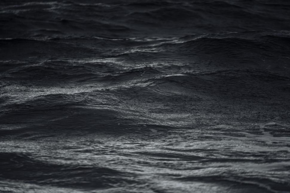 Free Image of Waves Crashing in the Ocean 