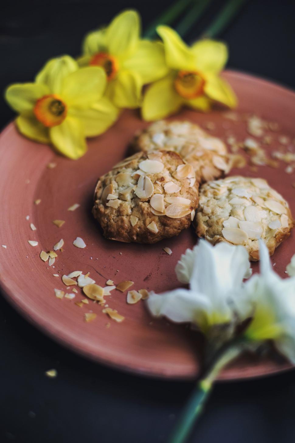 Free Image of Pink Plate With Cookies and Flowers 