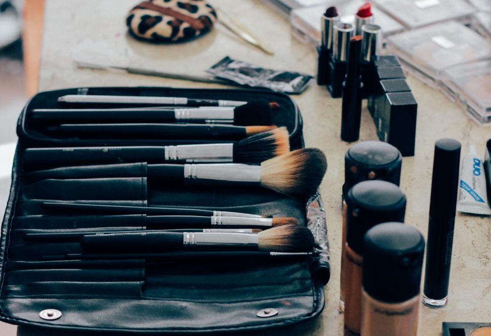 Free Image of Assorted Makeup Brushes Arranged on Table 