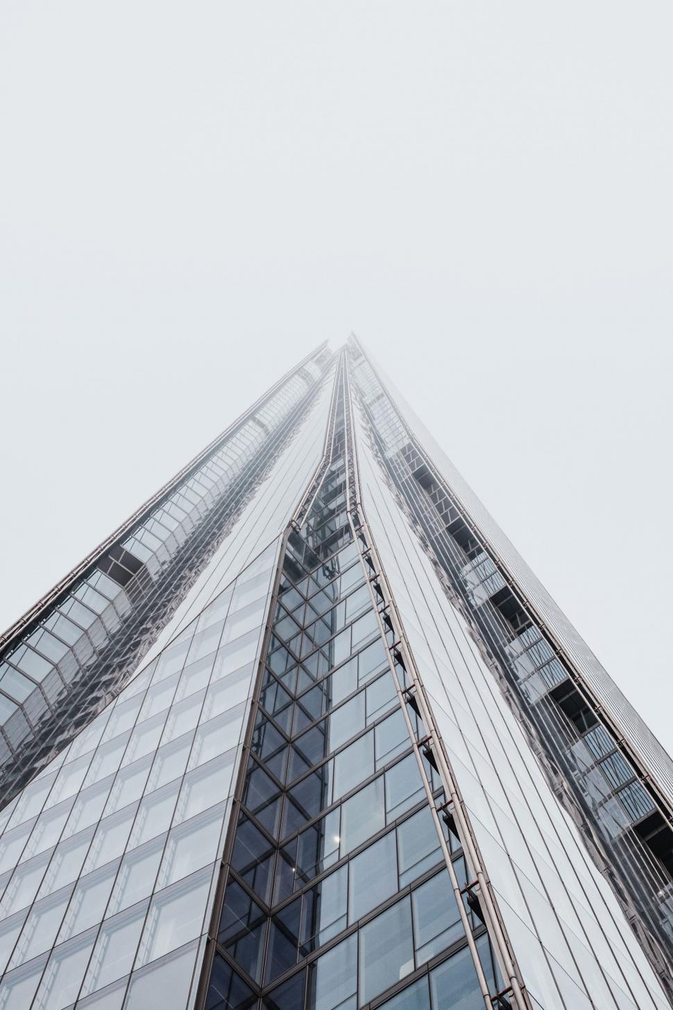 Free Image of Towering Skyscraper With Numerous Windows 