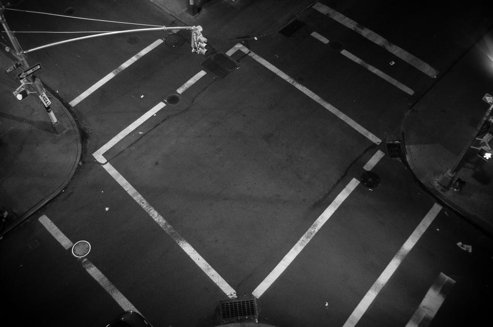 Free Image of Intersection of Two Streets in Black and White 