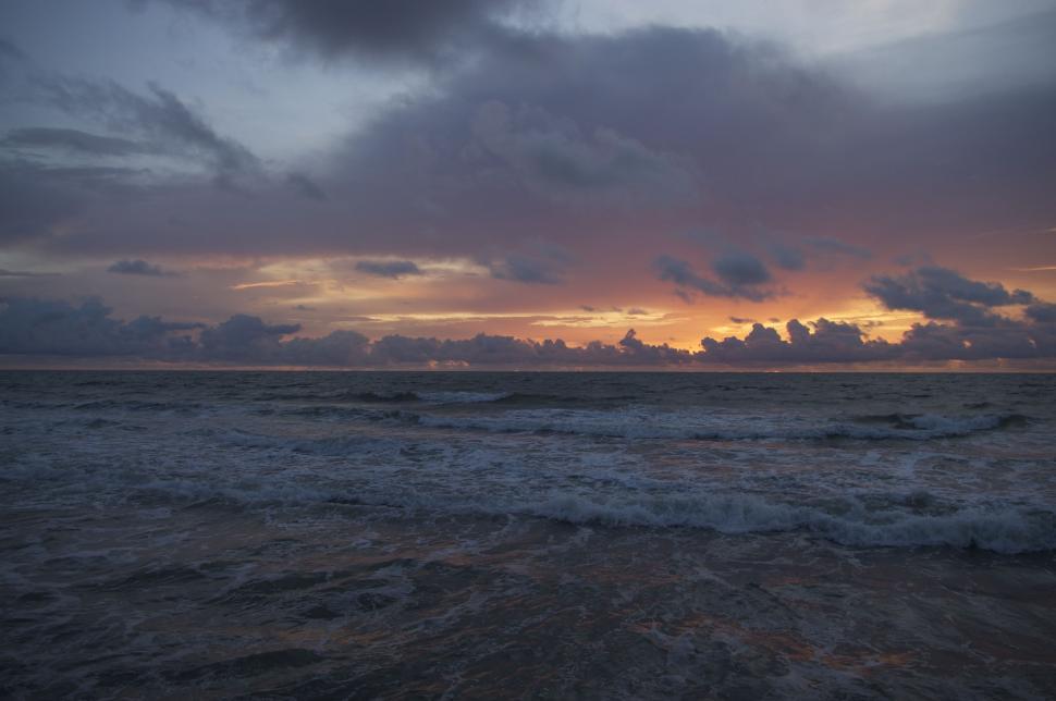 Free Image of Cloudy Sunset Over the Ocean With Waves 