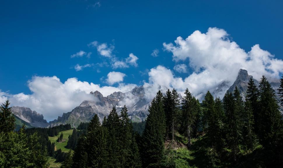Free Image of Majestic Mountain Range With Trees and Clouds 