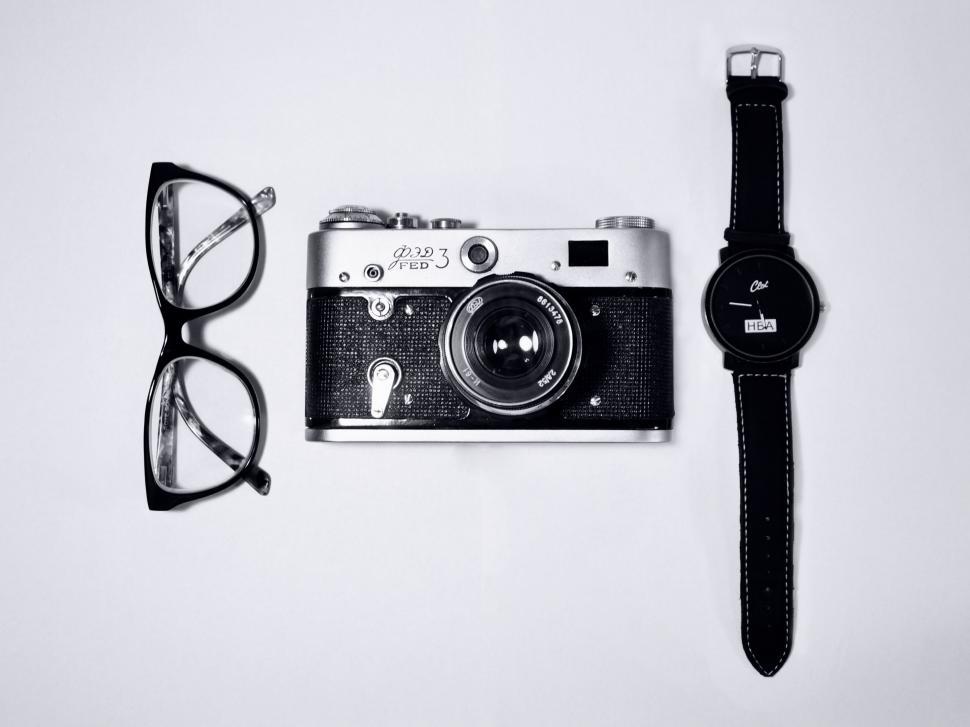 Free Image of Camera and Glasses on Table 