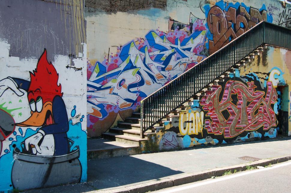 Free Image of Vibrant Graffiti Adorning Urban Building Facade 