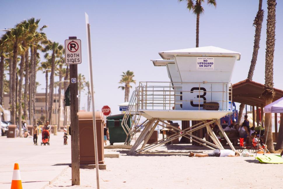 Free Image of Lifeguard Stand on Beach With Palm Trees 
