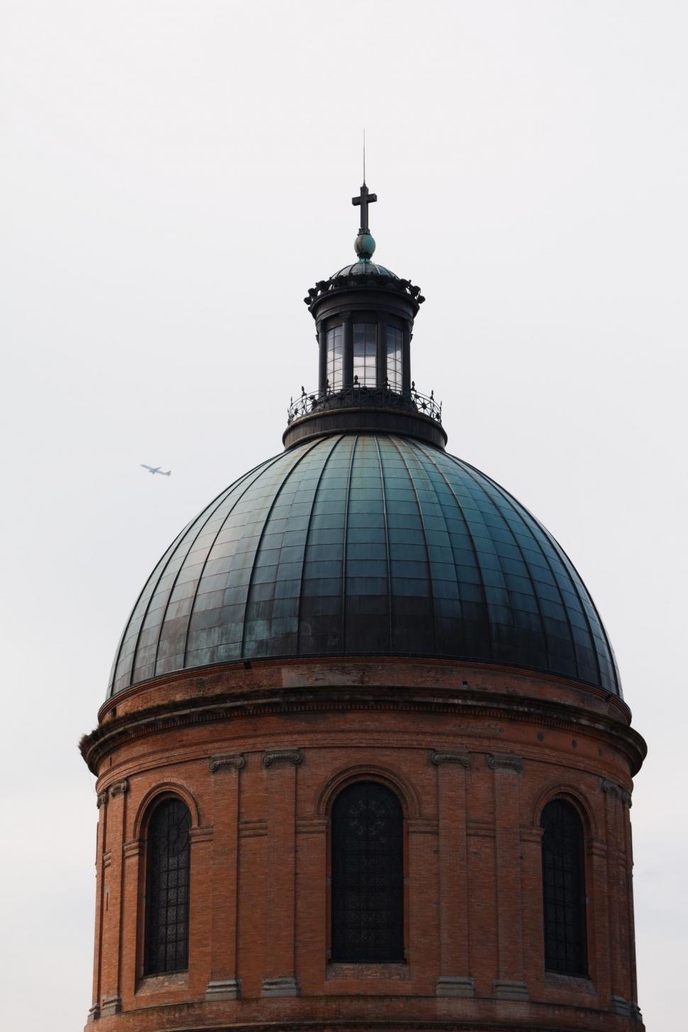 Free Image of Grand Dome With Cross on Top 
