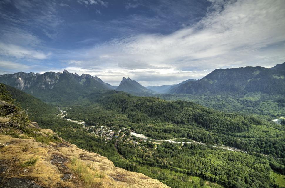Free Image of Majestic Valley With Mountains in Background 