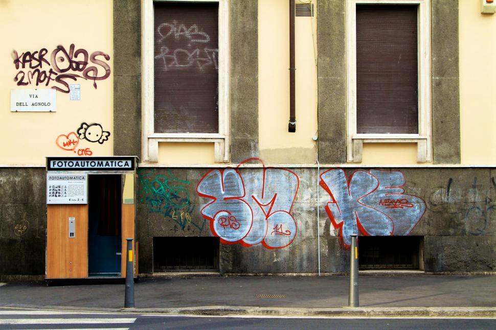 Free Image of Building Defaced With Graffiti 