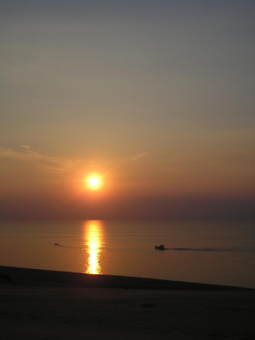 Free Image of Sunset by the beach 
